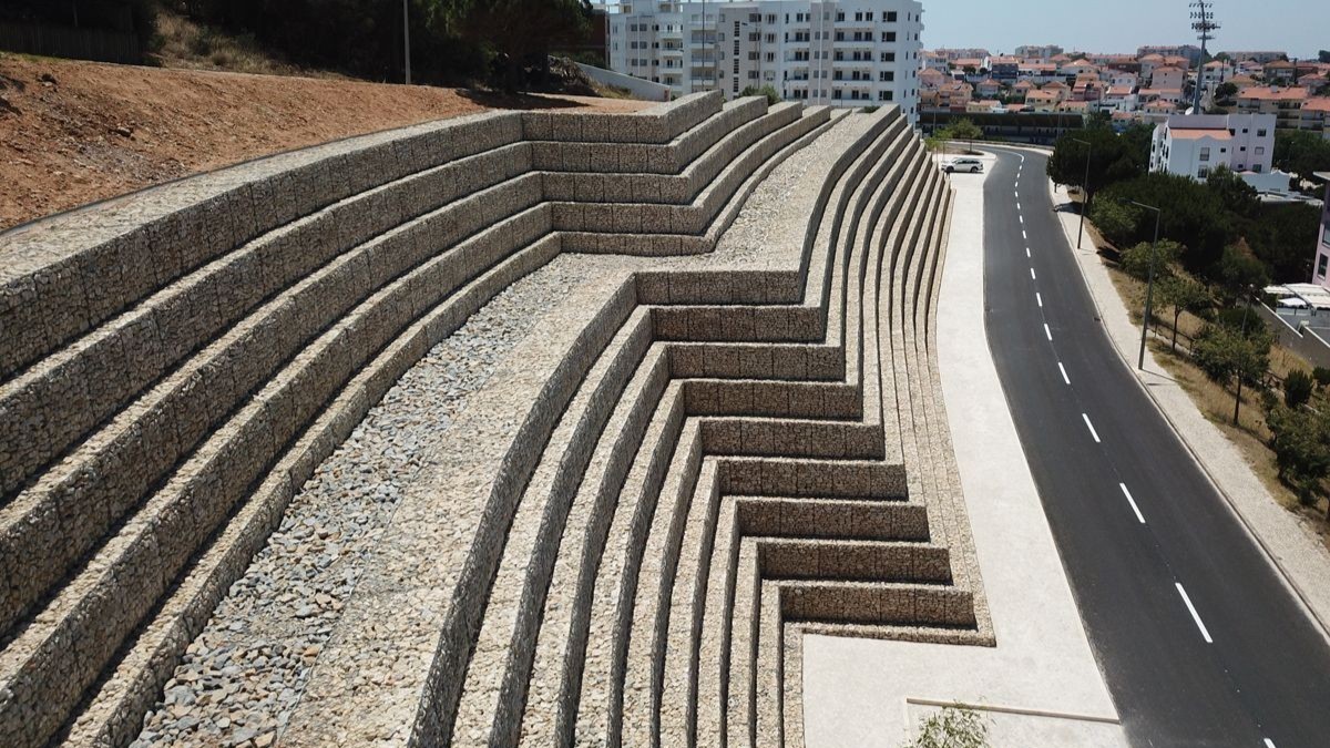 Reposição de muros de contenção e beneficiações diversas na Rua Dr. António Amaral de Figueiredo - Estoril